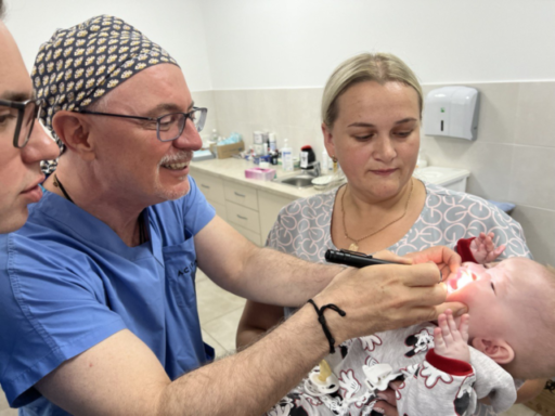 На Львівщині перебуває відомий турецький хірург, який допомагає оперувати діток зі складними вадами обличчя